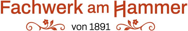 Textlogo mit der Aufschrift "Fachwerk am Hammer" in großen roten Buchstaben, darunter "von 1891" in kleineren schwarzen Buchstaben, flankiert von roten dekorativen Blumenmotiven auf hellem Hintergrund.